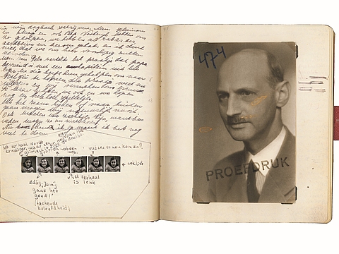 Ein aufgeschlagenes Buch. Die linke Seite ist per Hand beschrieben, darunter fünf kleine Porträtfotos eines Mädchens. Auf der rechten Seite ein großes Porträtfoto eines Mannes.