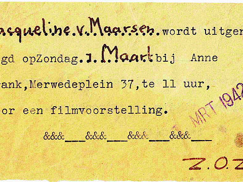 Ein mit einer Schreibmaschine beschriebenes Papier. Ein Name und Datum sind per Hand in vorgesehene Lücken eingetragen worden.