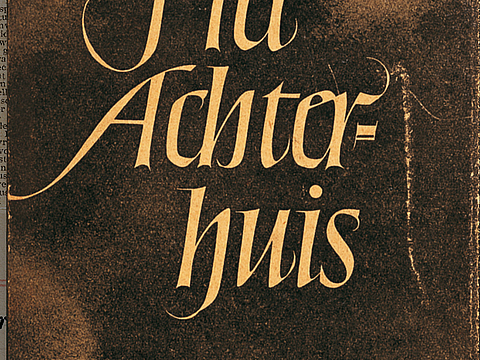 Ein Foto von dem braunen Einband eines Buches. In der Mitte steht groß »Het Achterhuis« und oben steht »Anne Frank«. 