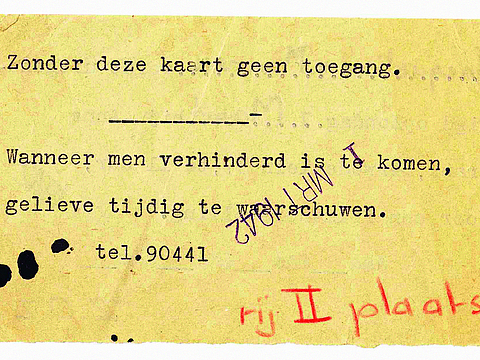 Ein mit einer Schreibmaschine beschriebenes Papier. Ein Name und Datum sind per Hand in vorgesehene Lücken eingetragen worden.