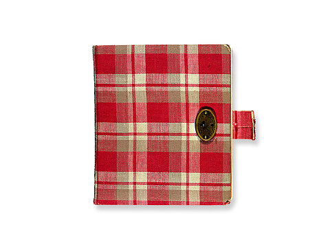 Ein Foto von der Vorderseite eines rot-weiß karierten Buchs mit einem kleinen Schloss.