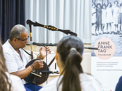 Musiker mit traditioneller Leier
