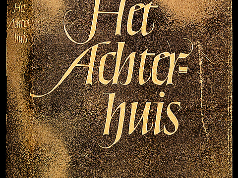 Ein Buch mit braunem Einband.