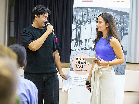 Zwei junge Erwachsene mit Mikrofon