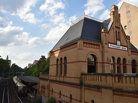 Ein Farbfoto eines S-Bahnhofs. Auf dem Schild steht Prenzlauer Allee.