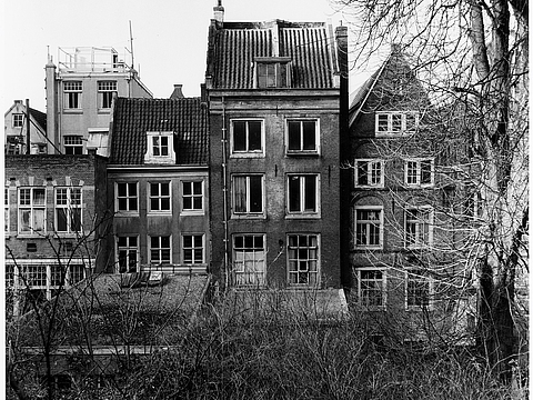 Ein schwarz-weiß Foto zeigt die Rückseite eines Reihenhauses.