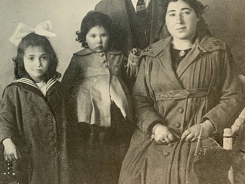 Studioaufnahme einer vierköpfigen Familie, die in schicker Kleidung posiert.