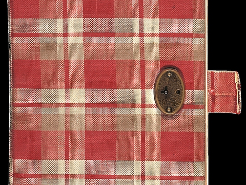 Die Vorderseite eines rot-weiß karierten Buchs mit einem kleinen Schloss.